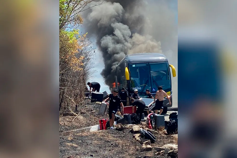 Ônibus com banda do cantor Matheus Fernandes pega fogo em estrada no Ceará; VÍDEO