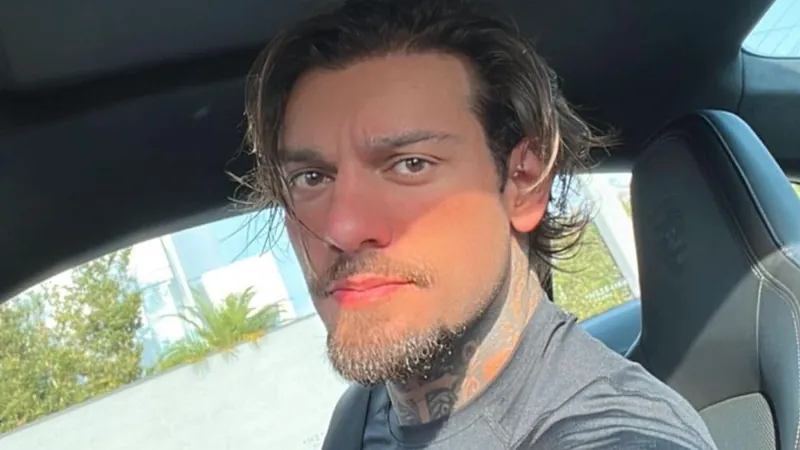 Lucas Lucco off-line